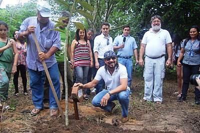 Bell Marques visitou o parque e plantou árvore