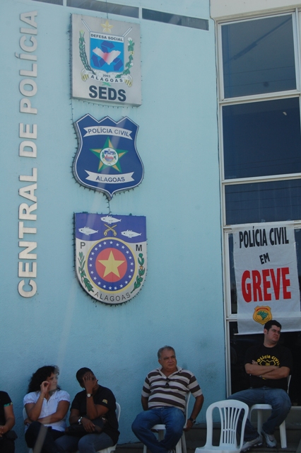 Policiais civis voltam a fechar a Central de Polícia, no Sobral
