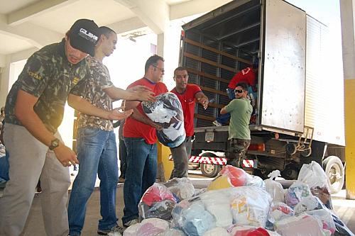 Voluntários trabalham na organização dos donativos para as vítimas das enchentes