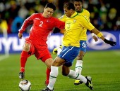 Felipe Melo divide bola com o norte-coreano Cha