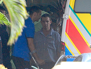 Rio Ferdinand deixa hospital de muletas após sofrer lesão