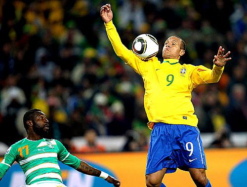 Luis Fabiano ajeita a bola com o braço no lance que resultou no segundo gol do Brasil no Soccer City