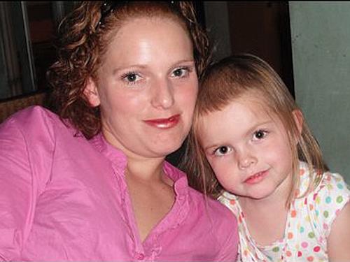 Bethany ao lado da mãe, Jemma, em foto de álbum de família