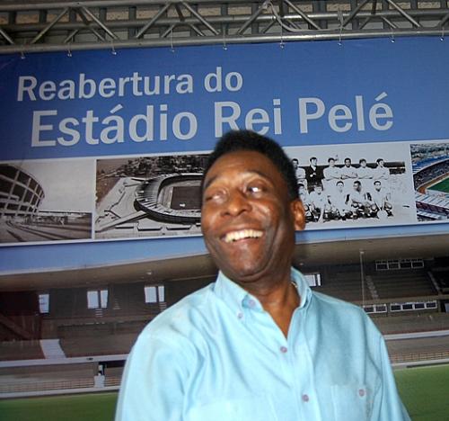 Pelé volta ao estádio 40 anos depois