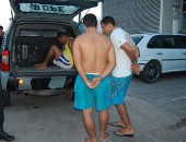 Homens presos na residência do acusado de tráfico