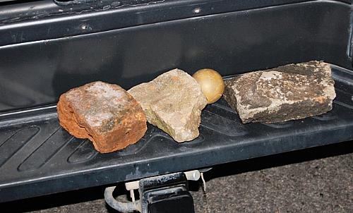 Pedras utilizadas por 'torcedores' para atacar adversários dentro de coletivo