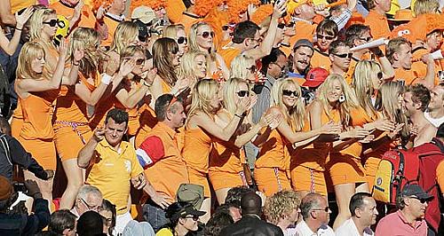 Holandesas de vestido chamaram atenção em estádio da Copa