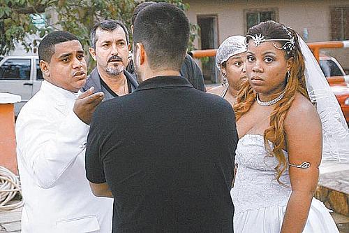 Maxwell, 23 anos, e Rayza, 20, pagaram a festa de casamento com parte do dinheiro desviado com o golpe. Noiva atrasou mais de duas horas