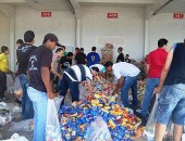 Voluntários trabalham na organização dos donativos para as vítimas das enchentes