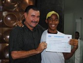 Prefeito Cícero Almeida entrega certificado a aluno do Centro de Inclusão Digital do Santos Dumont