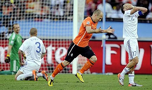 Robben comemora primeiro gol da Holanda no jogo de hoje