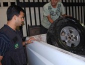 O delegado Daniel Coraça mostra um dos pneus onde os acusados esconderam a droga