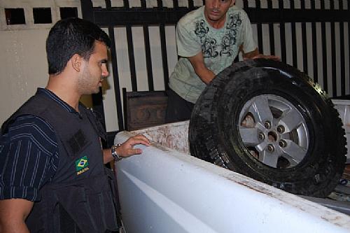O delegado Daniel Coraça mostra um dos pneus onde os acusados esconderam a droga