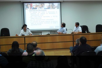 Secretária Solange Jurema participa de reunião com prefeitos