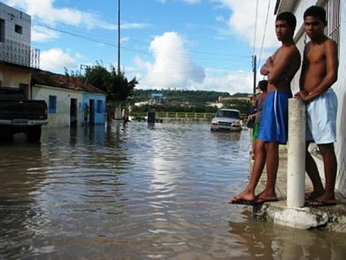 Chuvas aumentaram o nível do rio São Miguel, invadindo ruas e casas