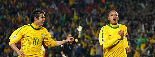 Luis Fabiano festeja seu gol, o segundo do Brasil