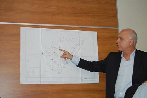 Presidente da Eletrobras, Pedro Hosken mostra no mapa as áreas afetadas pelas enchentes