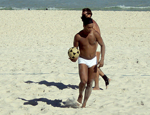 Ronaldinho Gaucho curtindo a praia no Rio de Janeiro