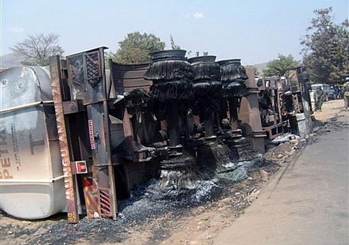 O caminhão-taque carregado de combustível que explodiu próximo a Sange, na República Democrática do Congo