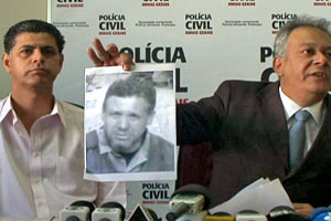 Delegado exibe imagem de ex-policial suspeito no caso
