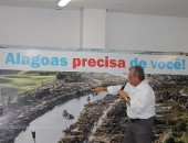Governador Téo Vilela mostra no painel uma das cidades atingidas pelas enchentes