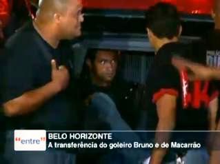 Macarrão escondeu o rosto ao descer do carro da polícia