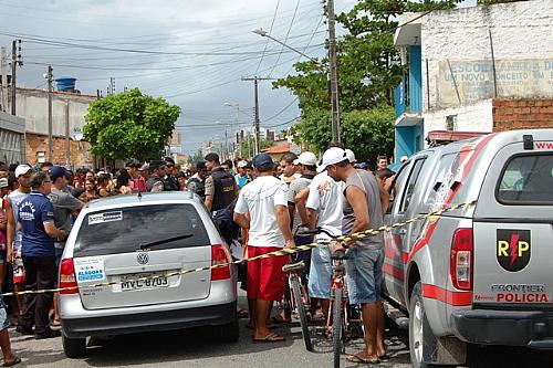 Movimentação intensa após o registro de mais um crime na Rua Pdero Américo, no Poço