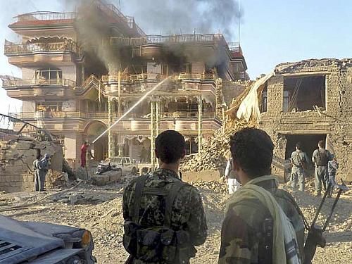 Bombeiros tentam apagar fogo após explosão em edifício de Kunduz nesta sexta-feira (2)
