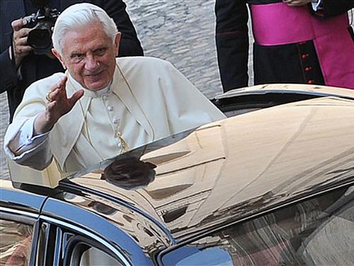 O papa Bento XVI acena para fiéis antes de sua audiência semanal no Vaticano, em 7 de julho