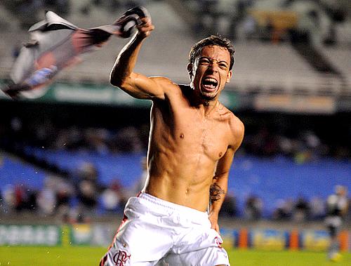 Paulo Sérgio vibra muito com o gol da vitória do Flamengo