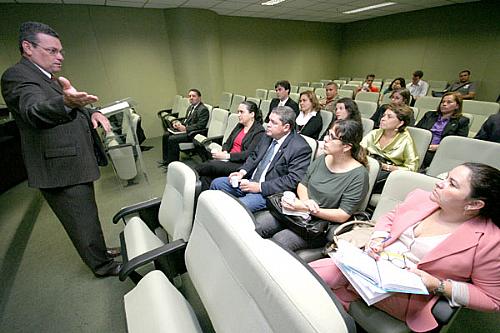 Juiz Domingos de Araújo Lima Neto, durante reunião que estabeleceu o plano de atividades da comissão