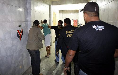 Soldado da Polícia Militar lotado em Bangu, Rogério Dias é preso na sua casa casa em Nilópolis por policiais federais