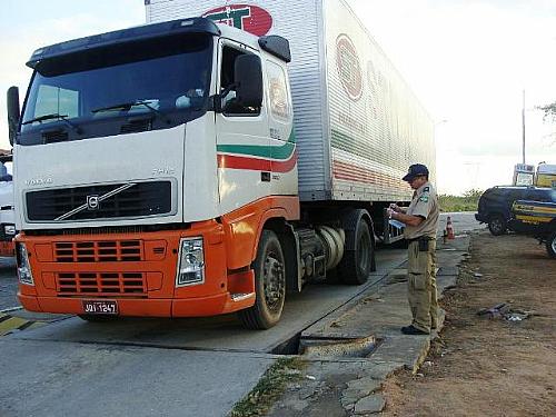Veículos com excesso de carga foram notificaddos pelas agentes da PRF