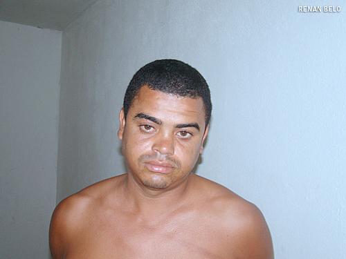 Valdemir dos Santos Soares, 32, tentou se livrar do revólver jogando no telhado
