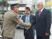 Coronel Dalmo Sena e secretário de Defesa Social, Paulo Rubim, se cumprimentam sob olhar de Gilberto Irineu