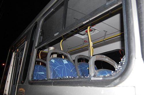 Um dos ônibus apedrajados em Maceió após jogos de futebol