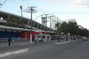 Avenida Siqueira Campos, no Trapiche, completamente vazia devido a não circulação dos ônibus