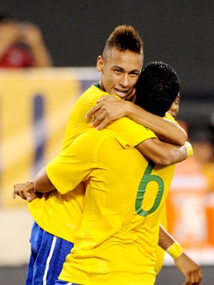 Neymar marca logo no primeiro jogo com a Seleção