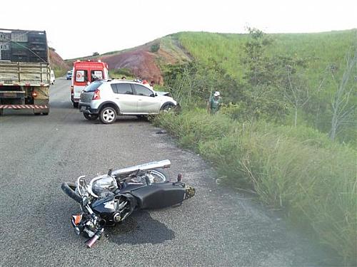 Veículo Sandeiro colidiu com moto após cair em cratera e motoqueiro veio a falecer