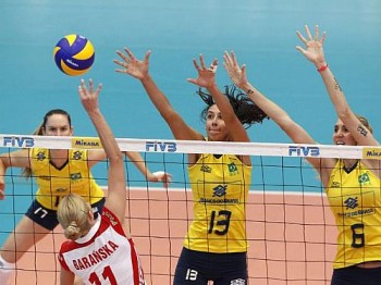 Bloqueio duplo de Sheila e Thaisa ajuda Brasil a derrubar polonesas e terminar etapa na ponta