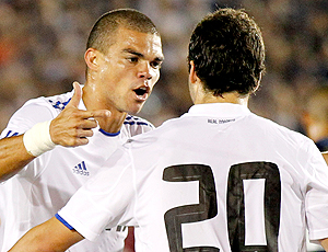 Pepe comemora com Higuaín um dos gols do Real na partida deste domingo