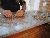 Uma quantia de moedas também foi encontrada na residência