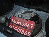 Várias placas de carros foram encontradas no ferro velho