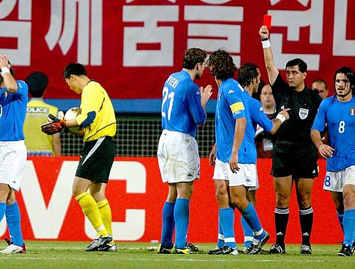 Byron Moreno em ação na partida entre Coreia do Sul e Itália