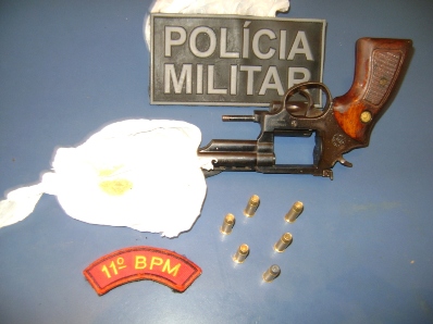 Arma e munições encontradas pela polícia