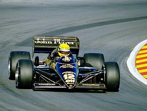 Ayrton Senna anda em Jerez de la Frontera com o Lotus-Renault 97T na temporada 1985