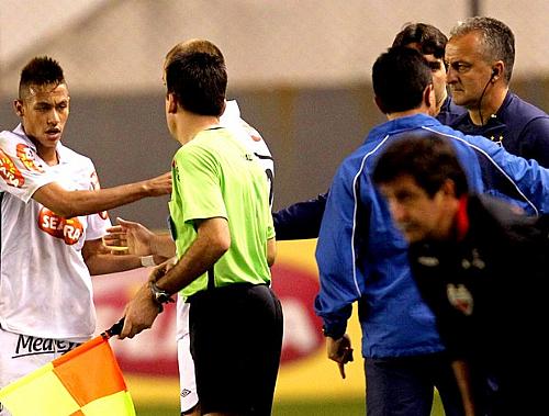 Neymar e Dorival Júnior trocaram xingamentos nos minutos finais da vitória do Santos (