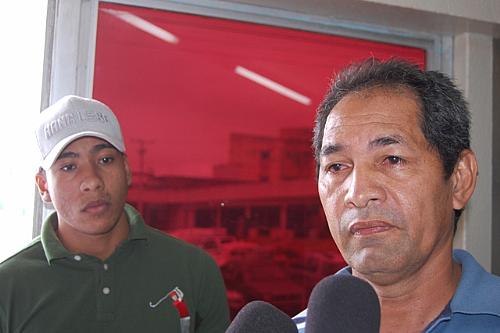 Maurício Freitas, acompanhado do sobrinho, alega que irmão está sendo vítima de perseguição