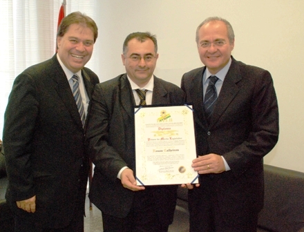 Prêmio que Renan dedica aos diabéticos alagoanos foi entregue ao senador pela diretoria do Idelb