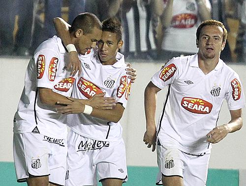 Marcel, Neymar e Zé Eduardo festejam mais um gol do Santos
